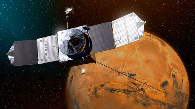 NASA: s rymdsond nästan kolliderade med en av de månar i Mars