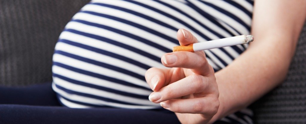 Fumer pendant la grossesse stupide et nuisible, mais les dégâts de base inflige pas de la nicotine