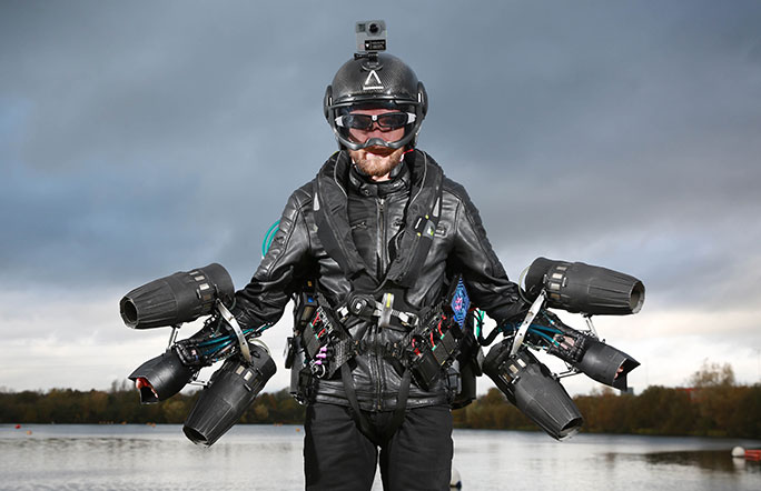 O inventor do avião do traje experimentei e estabeleceu um novo recorde de velocidade