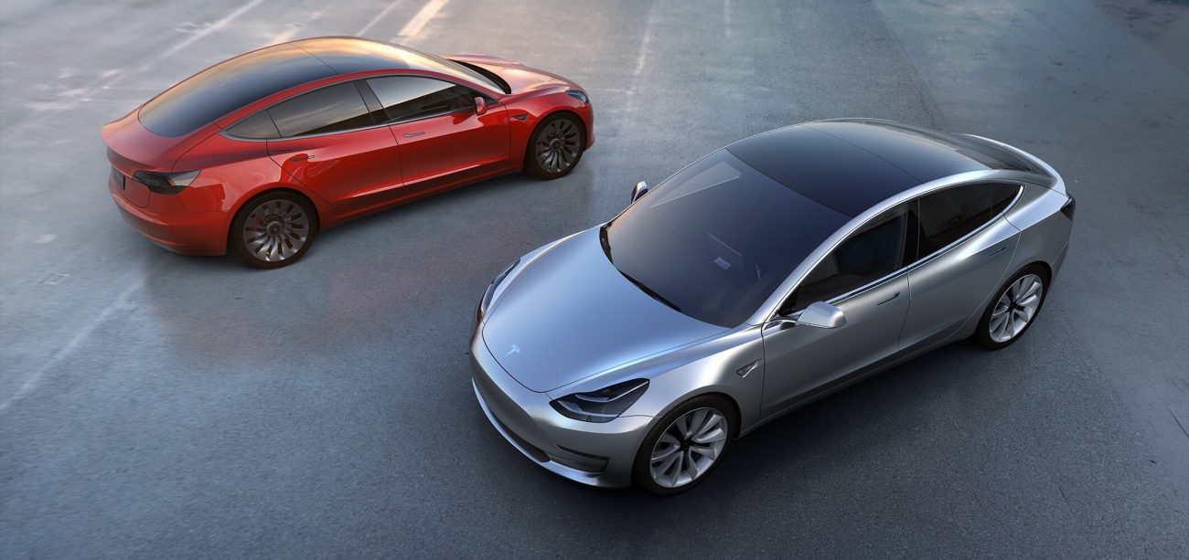 Tesla zbiera baterii Model 3 ręcznie, uważając, aby zmieścić się w terminie