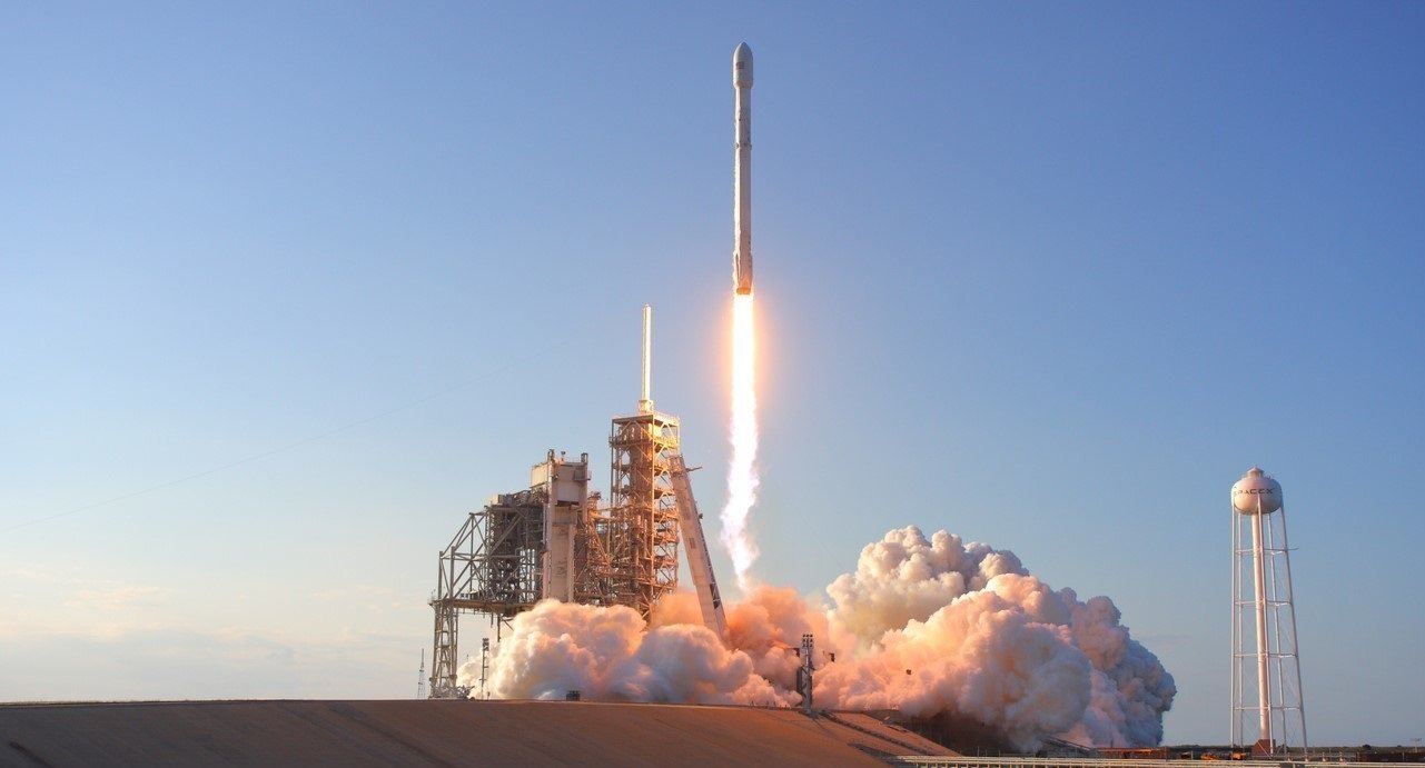 SpaceX lanzó con éxito los primeros satélites para la distribución de internet