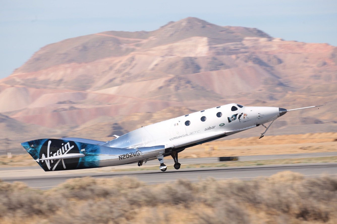 Nuovo spaceplane Virgin Galactic ha tenuto il primo volo con equipaggio per il missile stacco