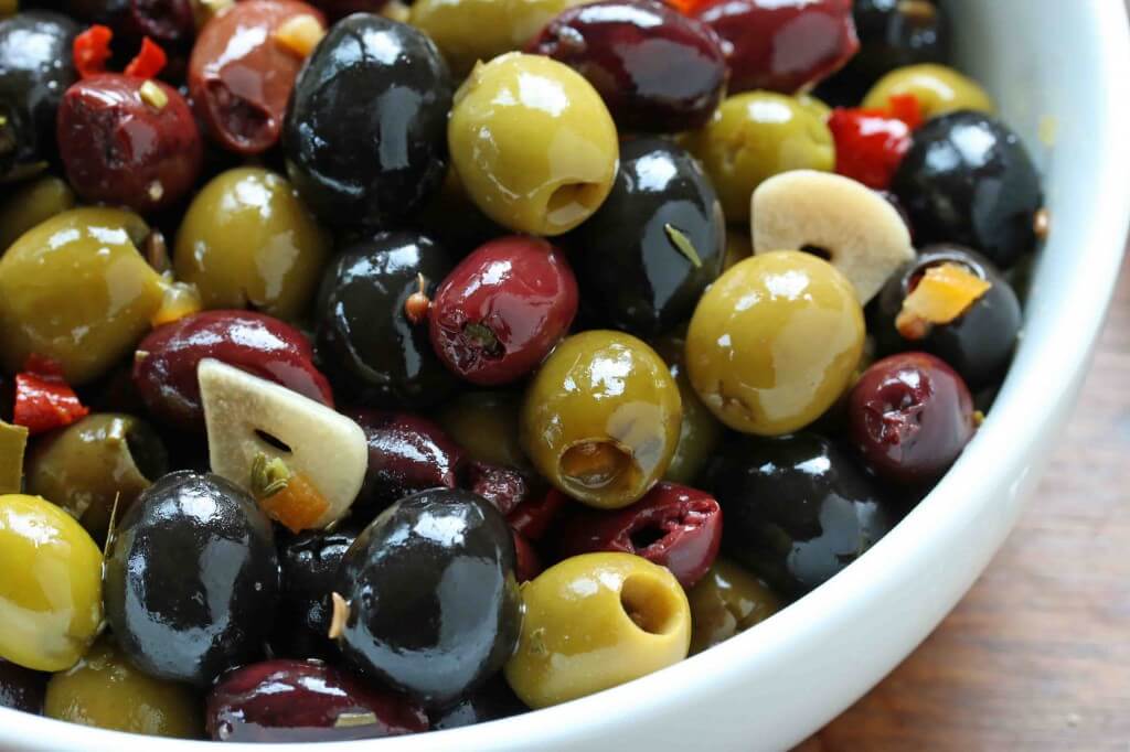 Arasındaki fark nedir zeytin ve zeytin? Ve ne onlardan yarar