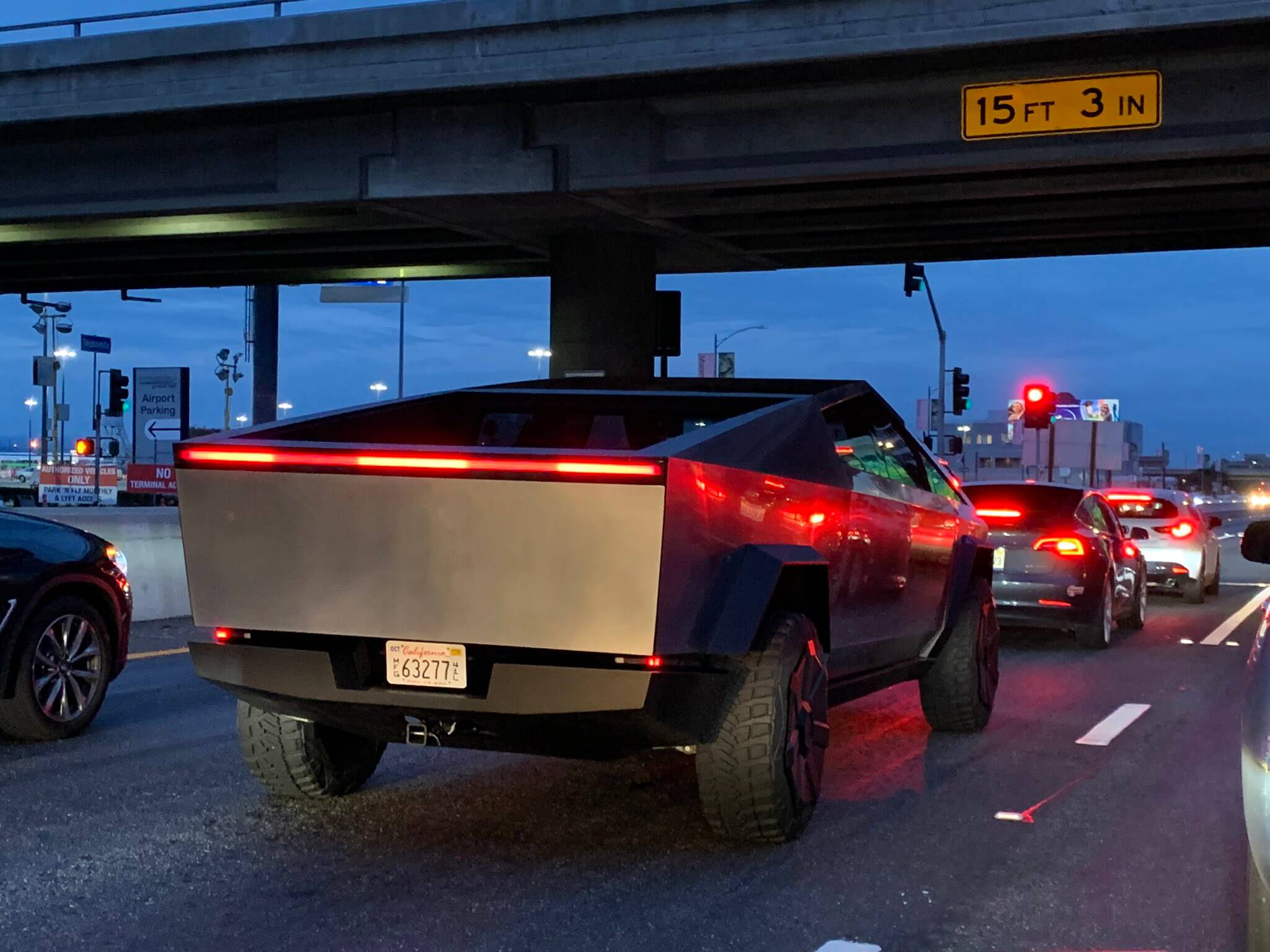 #vídeo | Илон Musk ha llegado en un restaurante en una camioneta Tesla Cybertruck