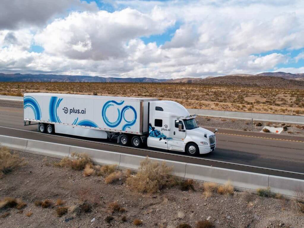 Le drone d'un camion pour la première fois a transporté la cargaison avec une côte à l'autre