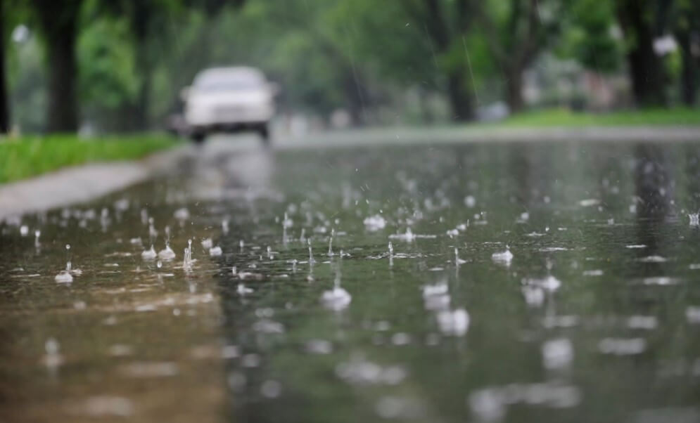 De quoi dépend la taille des gouttes de pluie?